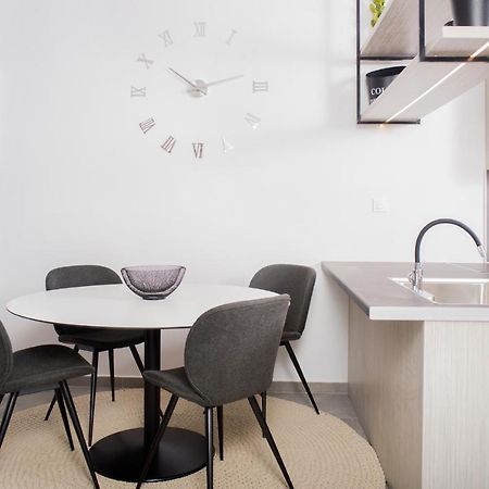 Urban Chic Luxury At The City Center Каламата Экстерьер фото