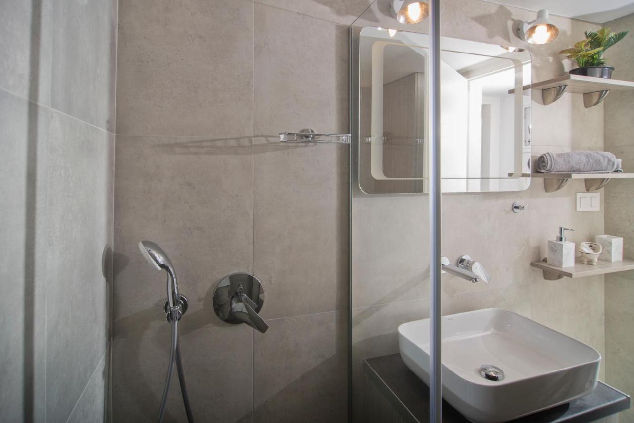 Urban Chic Luxury At The City Center Каламата Экстерьер фото