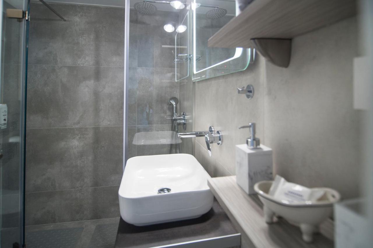 Urban Chic Luxury At The City Center Каламата Экстерьер фото